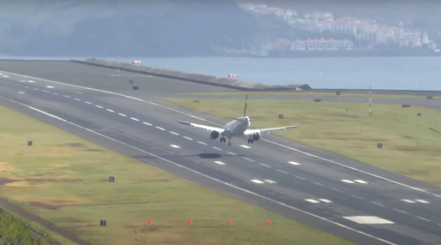 WATCH: TAP Air Portugal A321neo makes dramatic nose-first landing in Madeira