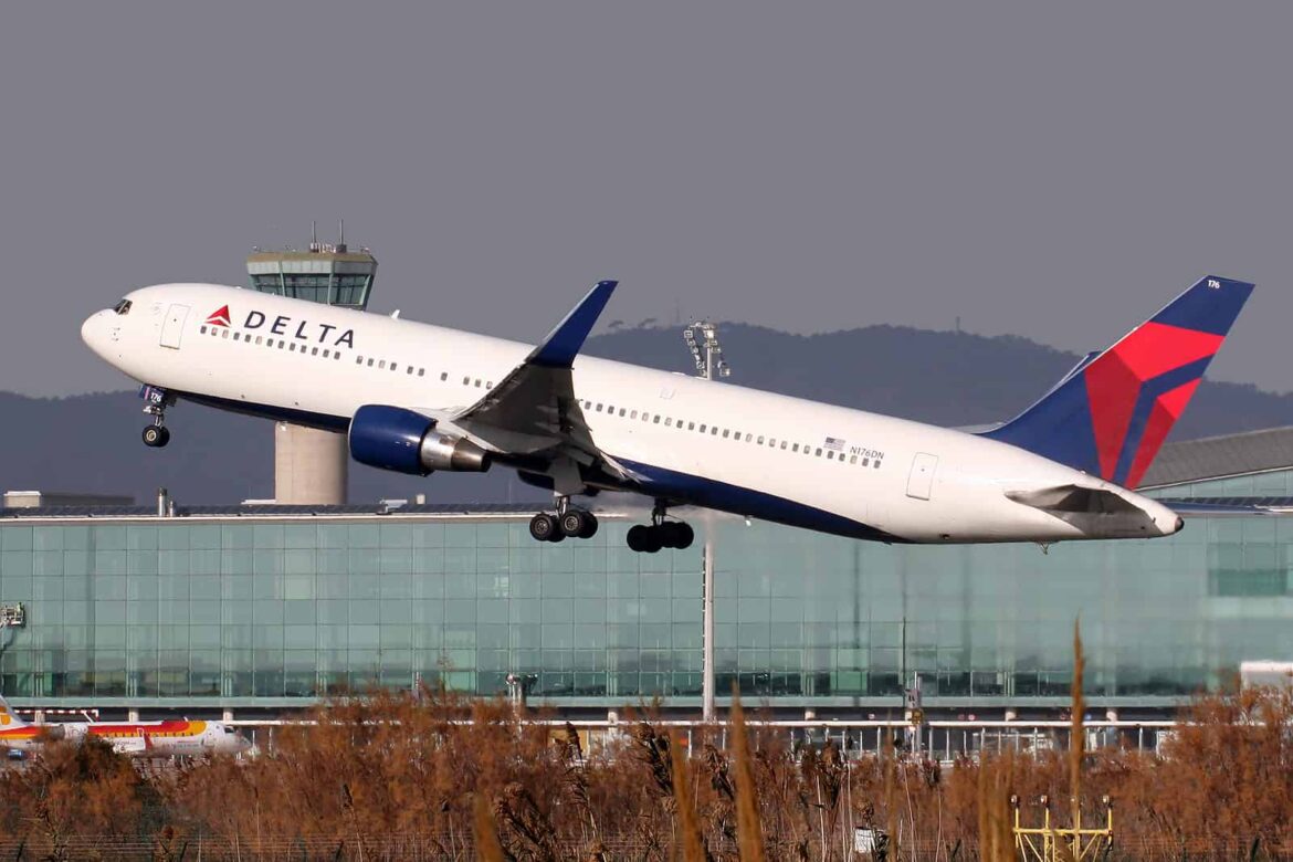 Delta 767 loses emergency slide mid-flight